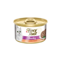 Alimento húmedo lata para gatos adultos Fancy Feast Chunky trozos de pollo en paté fondo blanco